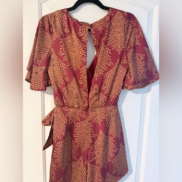Selfie Leslie Maroon Romper with Gold Leaf Motif - Picture 5 of 8